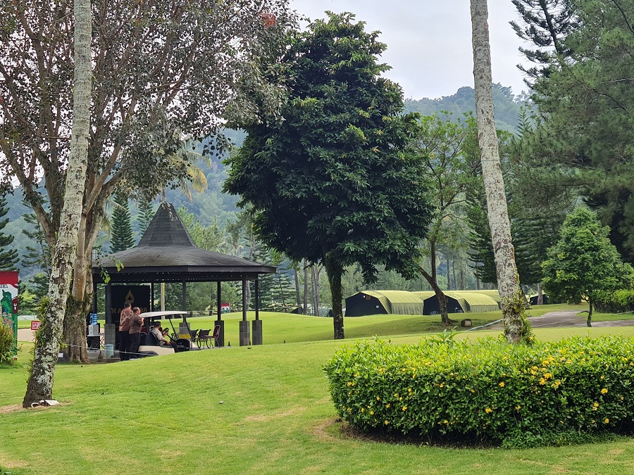 LOKASI RETRET: Wamendagri Bima Arya Sugiarto sempat melakukan pengecekan di lokasi glamping, kompleks Borobudur International Golf.