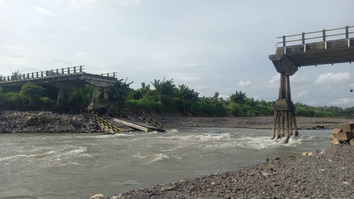 RUNTUH: Jembatan Srandakan lama yang sudah dengkleng akhirnya ambruk tidak lama setelah Dam Srandakan jebol.