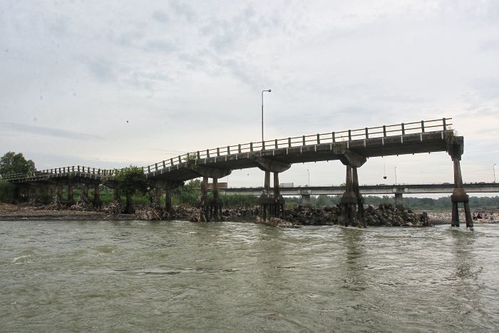 Ambrolnya Jembatan Srandakan lama karena derasnya aliran sungai akibat penambangan