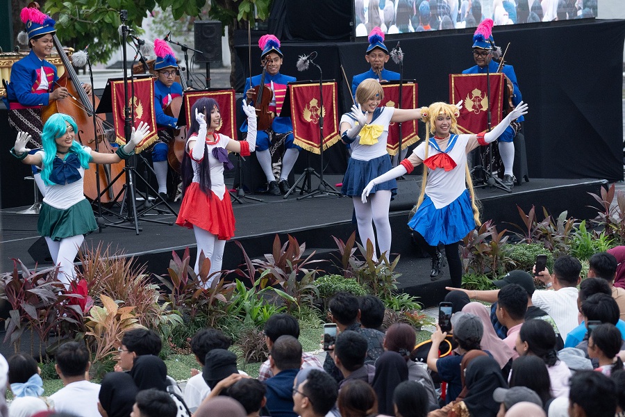 Cosplayer mengiringi penampilan Yogyakarta Royal Orchestra dalam konser orkestra di Bangsal Magangan, kompleks Keraton Jogja, Jumat(14/2/2025).