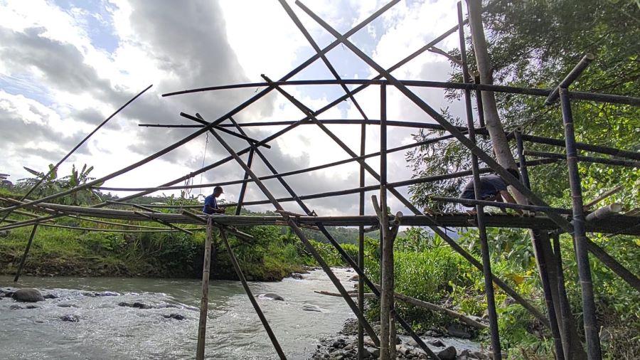 KERJA BAKTI: Masyarakat membangun jembatan dan saluran irigasi sementara di Sungai Serang