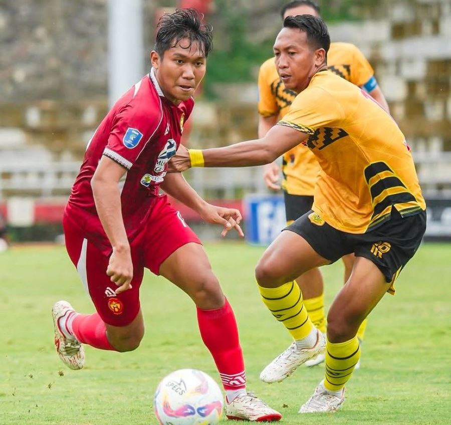 Pemain Persiba Bantul saat berebut bola dengan Pemain PSDS Deli Serdang