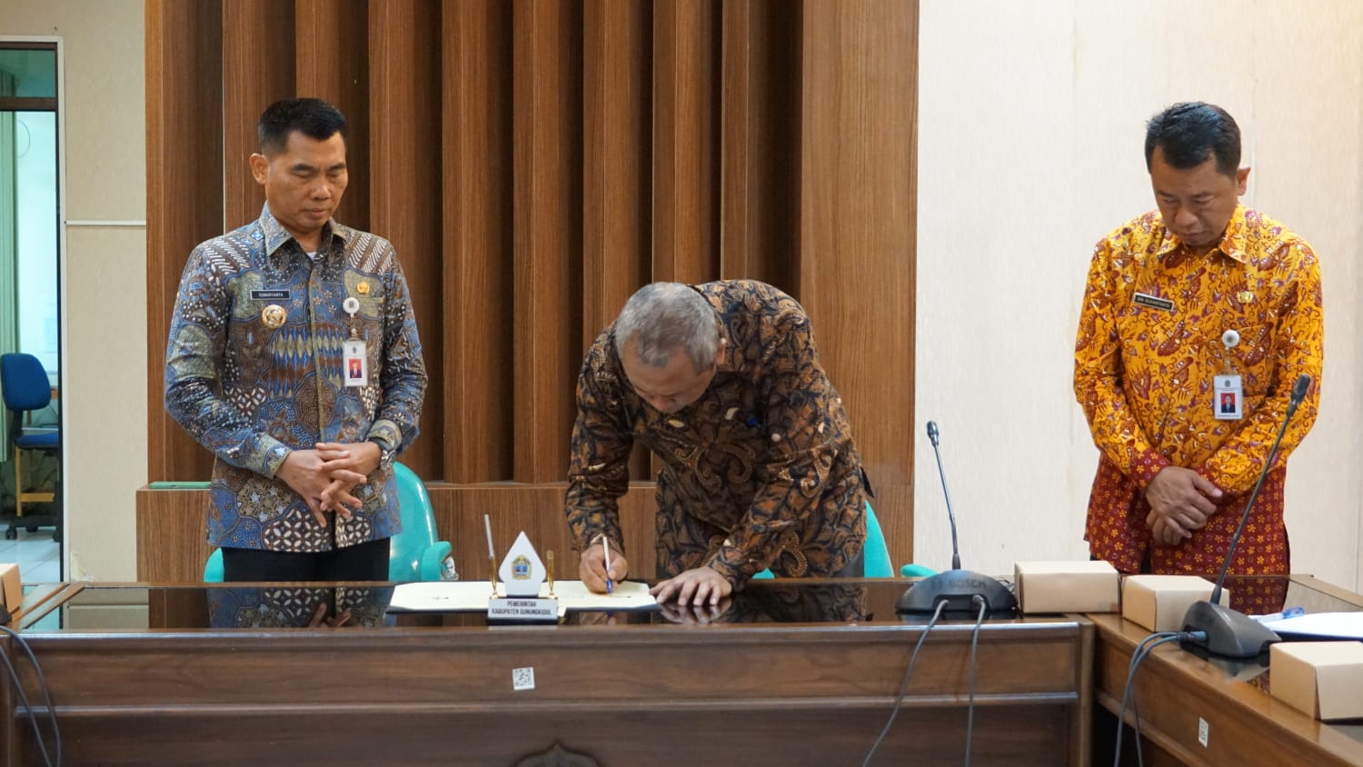 Bupati Gunungkidul Sunaryanta menandatangani MoU dengan Sekolah Tinggi Pembangunan Masyarakat Desa (APMD) dan Politeknik LPP Yogyakarta di di Ruang Nayotama, Pemkab Gunungkidul, Kamis (13/2).  &nbsp;