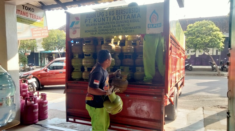 SUBSIDI: Proses distribusi gas melon dari agen ke pengecer di Wonosari, Gunungkidul, Rabu (5/2/2025) lalu. Kelangkaan gas 3 kilogram dirasakan warga seminggu terakhir ini.