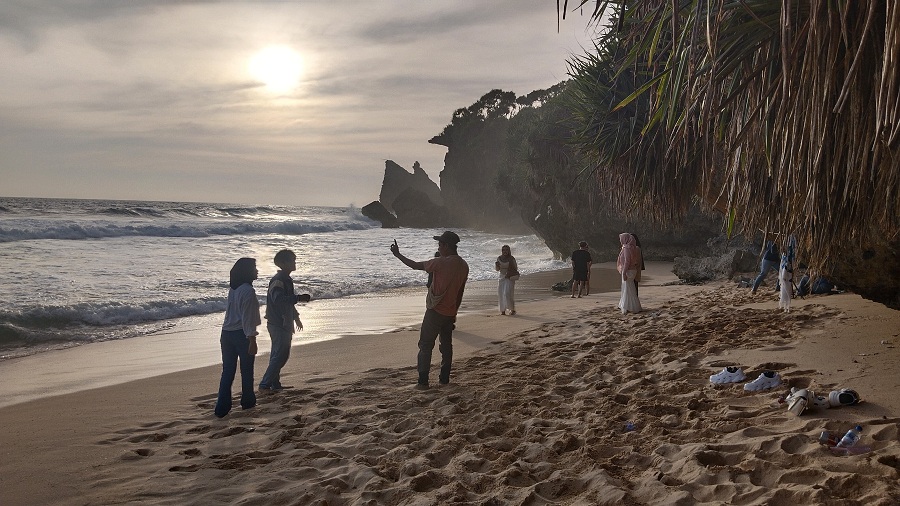 Suasana sunset di Pantai Midodaren, Kalurahan Kanigoro, Kapanewon Saptosari, Gunungkidul, Jumat (14/2/2025).&nbsp;