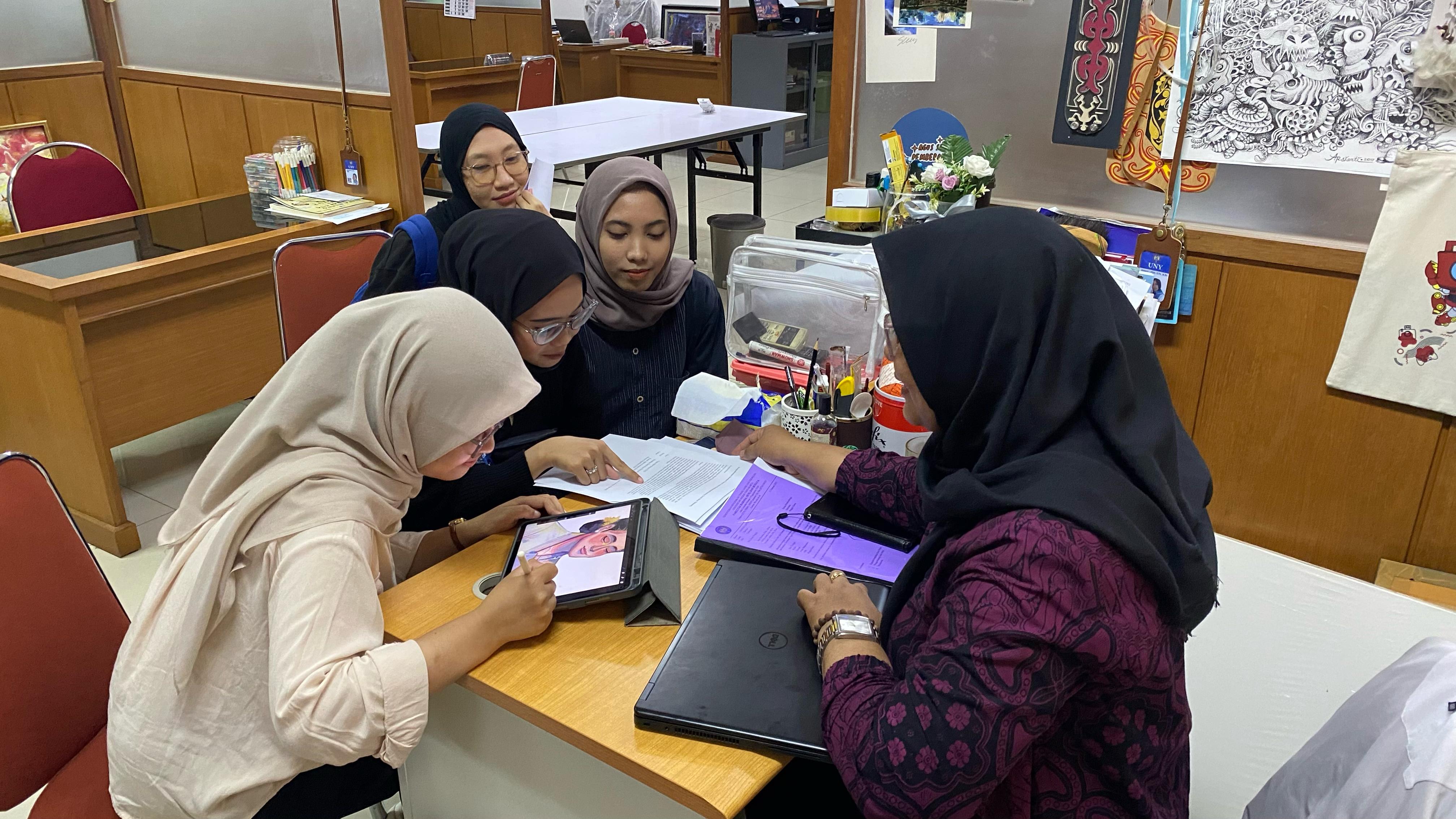Ilustrasi foto mahasiswa yang membidangi jurusan Desain Komunikasi Visual (DKV) di UNY