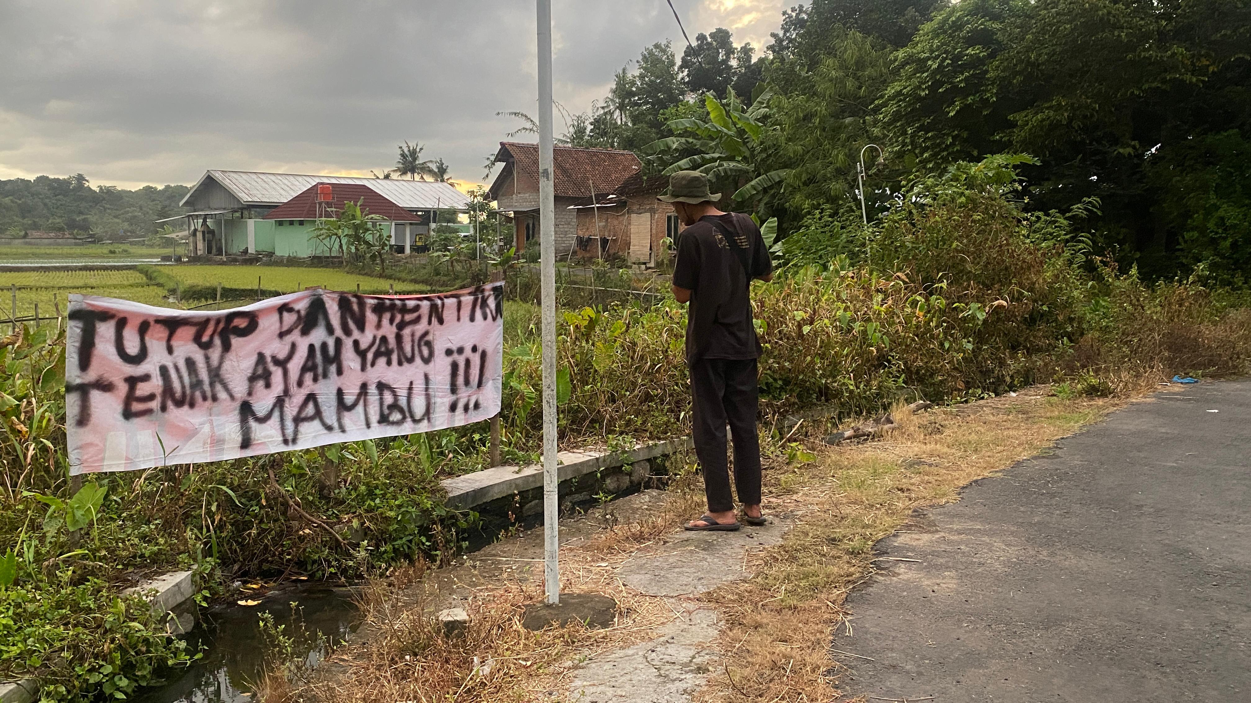 Spanduk protes warga Kalurahan Madurejo, Sleman yang menolak aktivitas peternakan ayam karena bau kotoran ayam yang mengganggu, Jumat (14/2/2025).  (AGUNG DWI PRAKOSO / RADAR JOGJA)