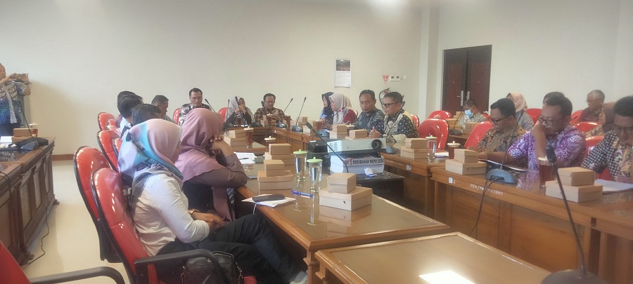 Puluhan tenaga honorer Pemkab melakukan audiensi dengan pimpinan DPRD Gunungkidul di Ruang Rapat Komisi A, Jumat (14/2/2025).
