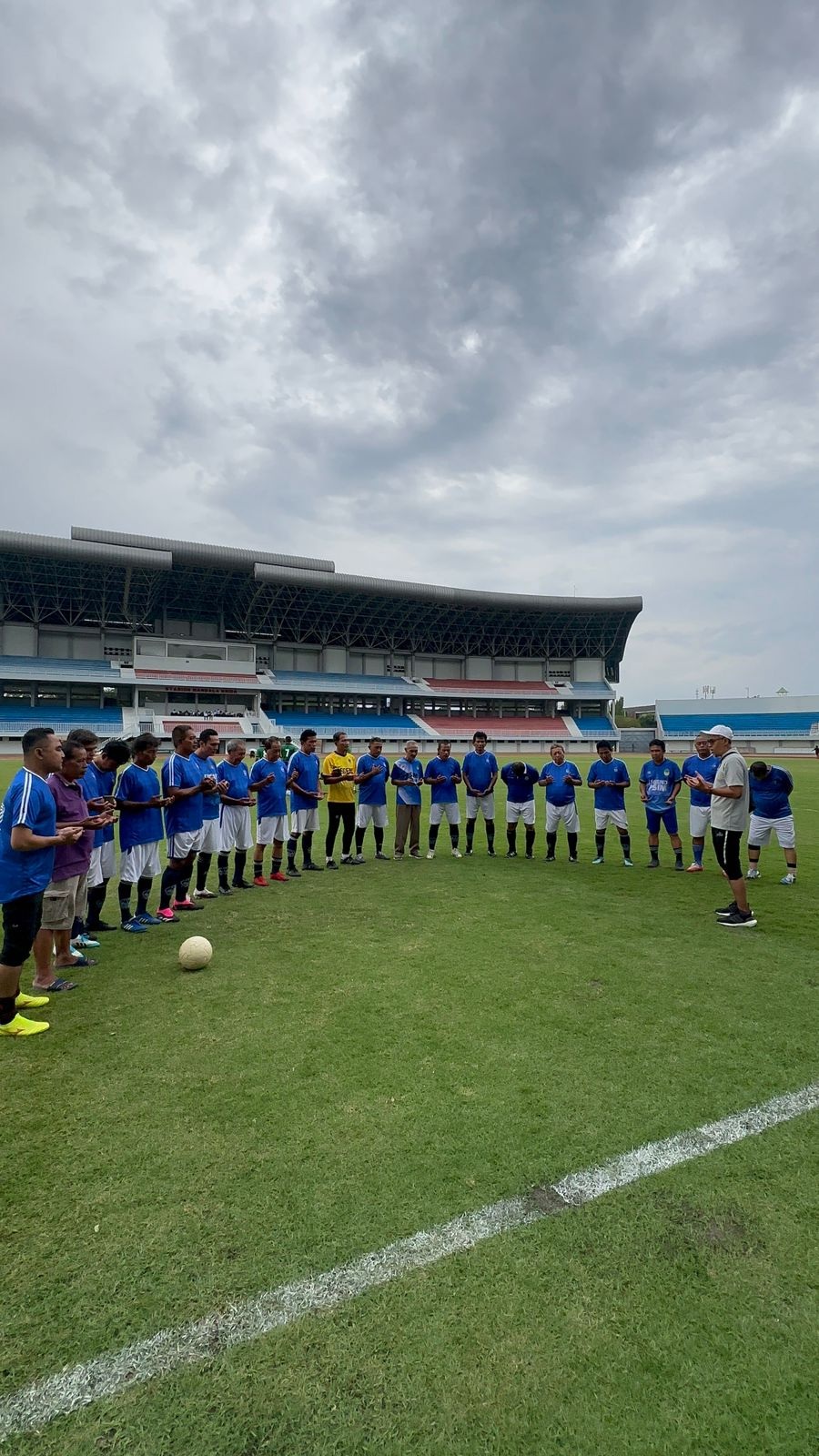 DOA PARA SENIOR: Para mantan pemain PSIM lintas era saat doa bersama mendukung di Stadion Mandala Krida Jogja, Jumat (14/2/2025) sore.
