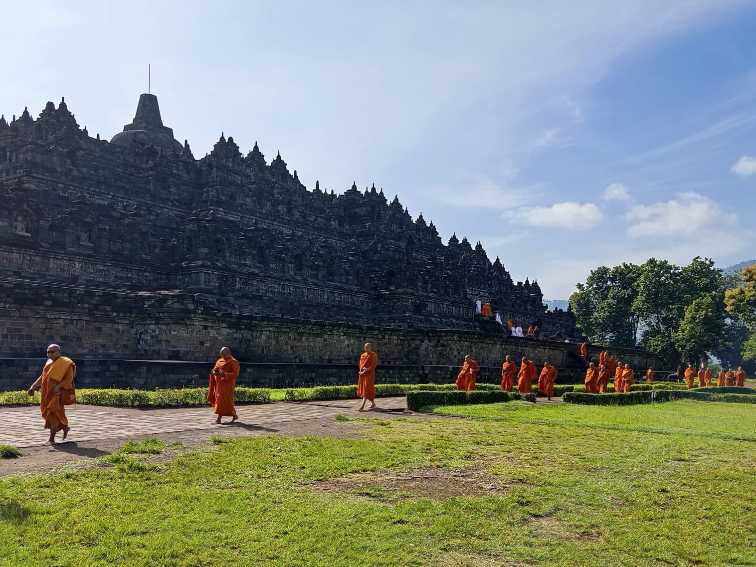 USAI PRADAKSINA: Para peserta Pabbajja Samanera melakukan dharmayatra dan puja di Candi Borobudur, Jumat (14/2/2025).  (NAILA NIHAYAH/RADAR JOGJA)