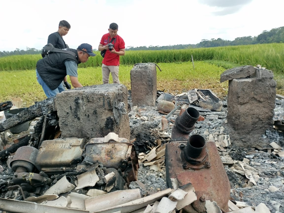 Tim Inafis Polres Kebumen menggelar olah tempat kejadian perkara di lokasi kebakaran gudang mesin milik warga Desa Tambaksari, Kecamatan Kuwarasan, Jumat (14/2/2025).   (M Hafied/Radar Jogja)