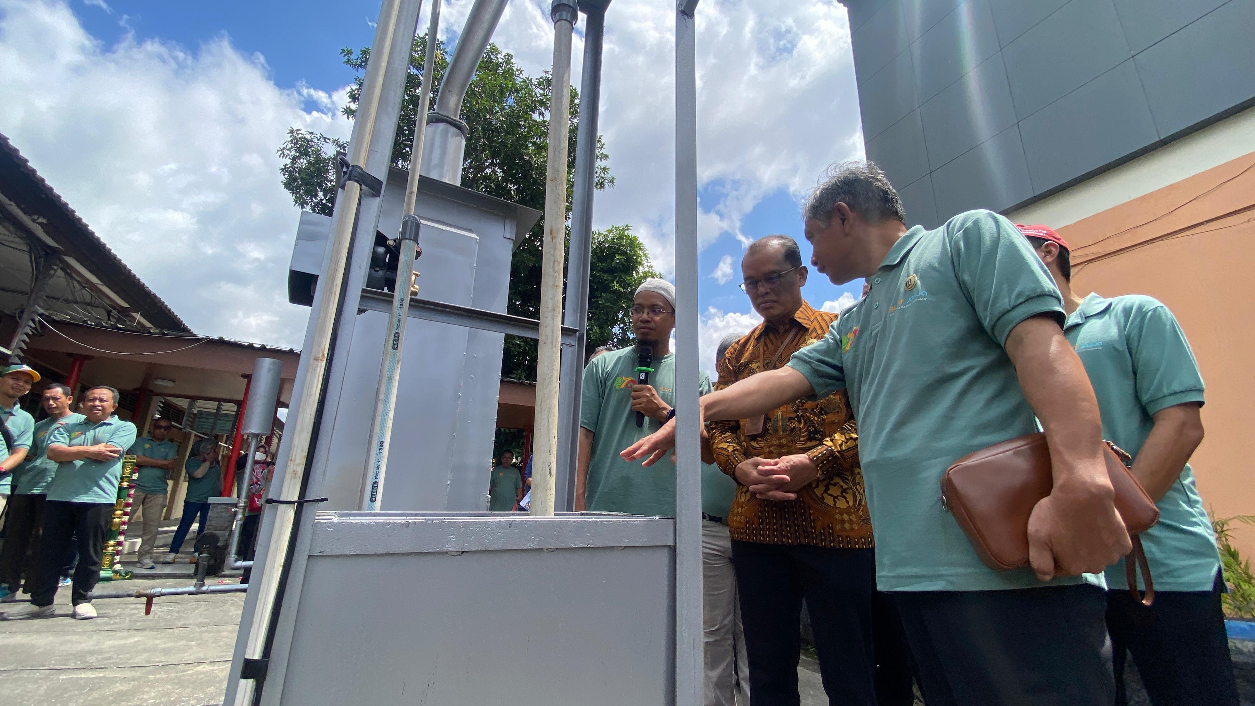 Sekprov DIY Beny Suharsono menghadiri peluncuran prototype incenerator portable di Kantor BLPT DIY, Jalan Kyai Mojo, Kota Jogja, Jumat (14/2/2025).  (AGUNG DWI PRAKOSO / RADAR JOGJA)