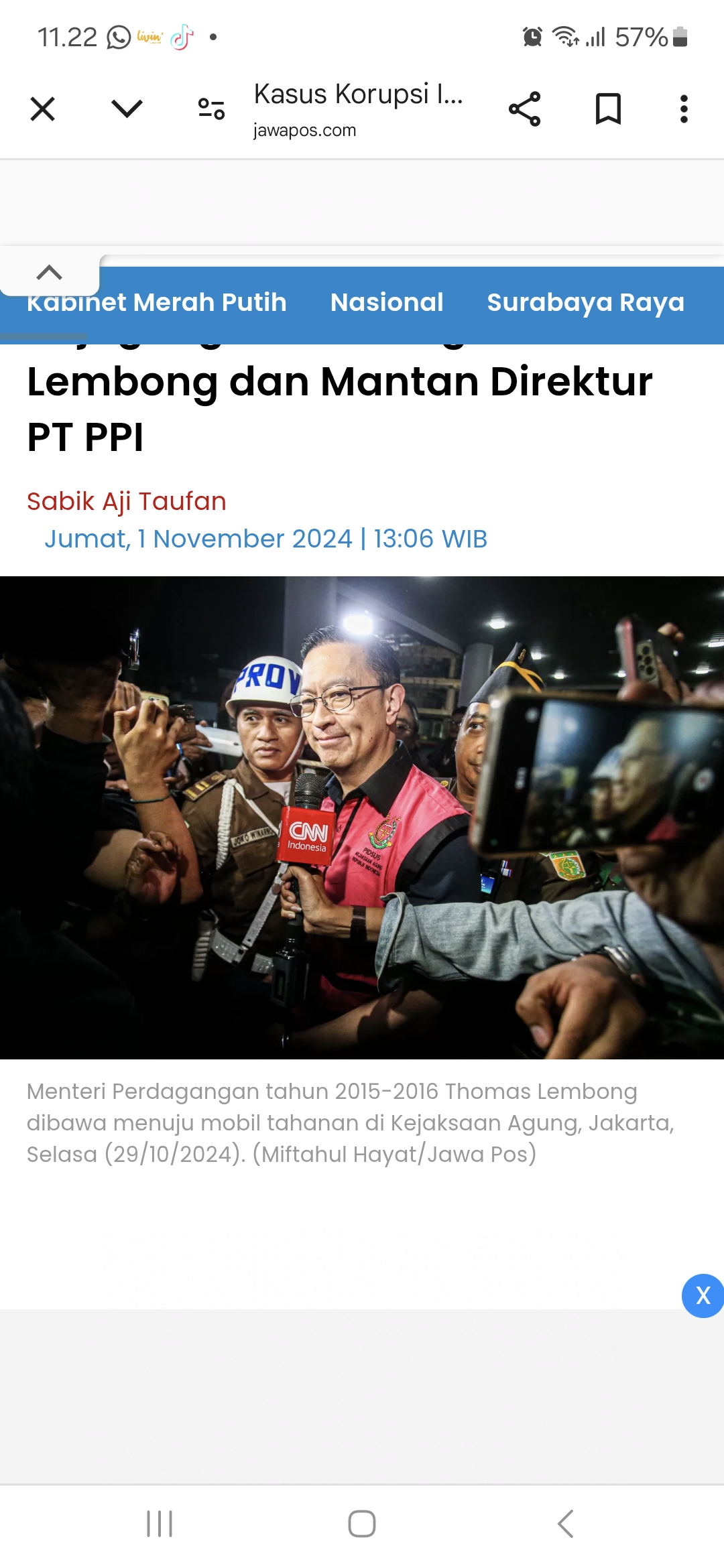 Menteri Perdagangan tahun 2015-2016 Thomas Lembong dibawa menuju mobil tahanan di Kejaksaan Agung, Jakarta, Selasa (29/10/2024).