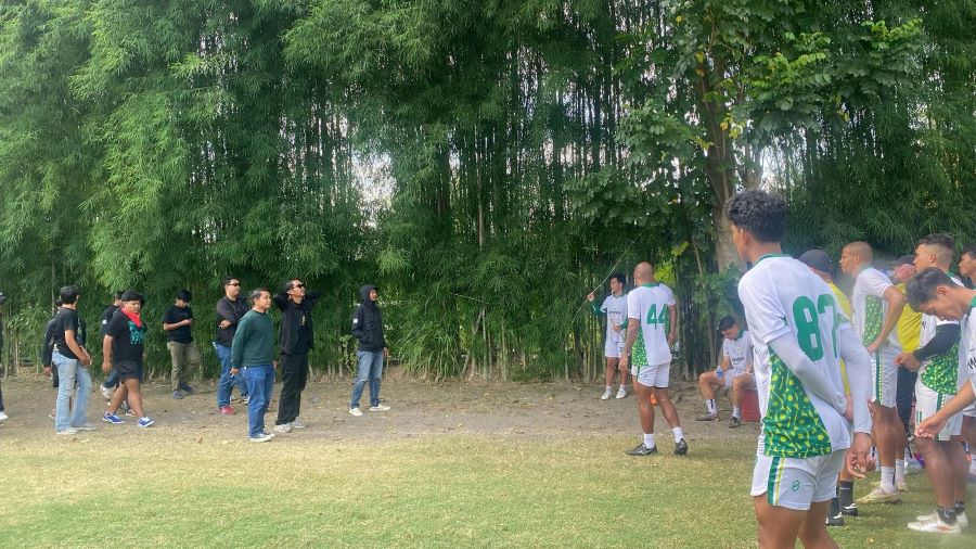 Keterangan, Para suporter saat menemui pemain dan pelatih usai latihan rutin di Lapangan Yogyakarta Independent School (YIS) Jumat (14/2) pagi.