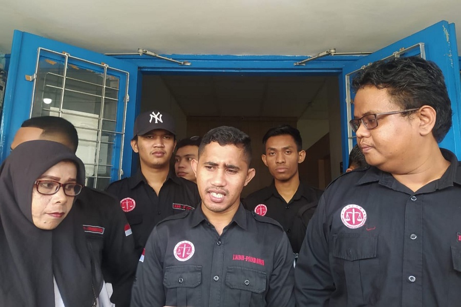 TOLAK DAMAI: Kuasa hukum dari LHKP Pandawa bersama orang tua korban saat melapor ke KPAD Bantul terkait dugaan TPPO di bawah umur, Jumat (14/2/2025).