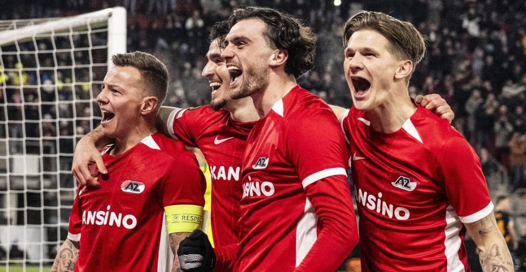 Para pemain AZ Alkmaar rayakan kemenangan 4-1 atas Galatasaray pada leg pertama babak playoff Europa League