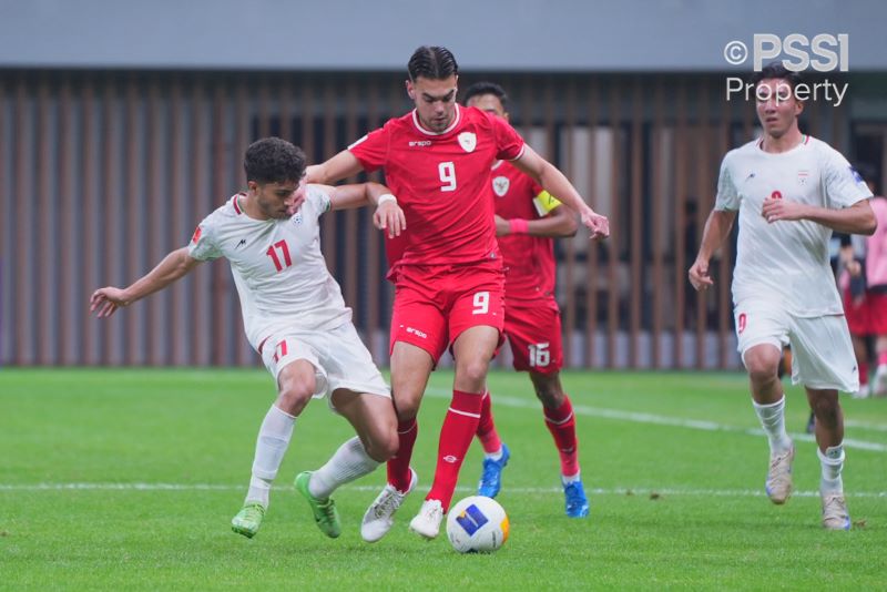 Jens Raven (Merah) coba menguasai bola dari pemain Iran (putih) dalam pertandingan grup C Piala Asia U20 2025 Indonesia vs Iran
