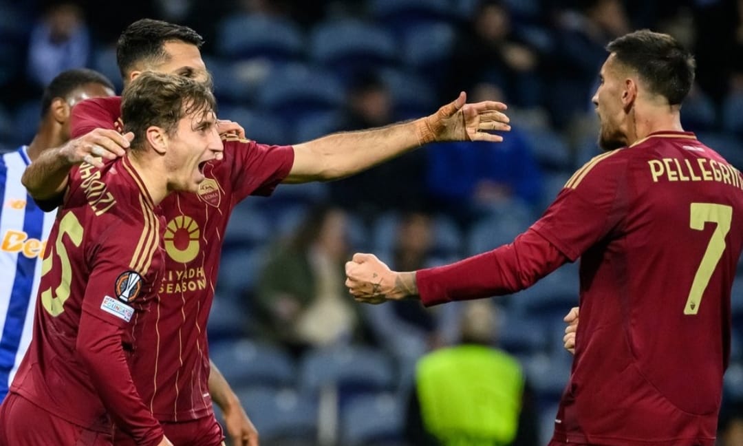 Selebrasi pemain AS Roma saat mencetak gol ke gawang Porto pada leg pertama Europa League fase gugur