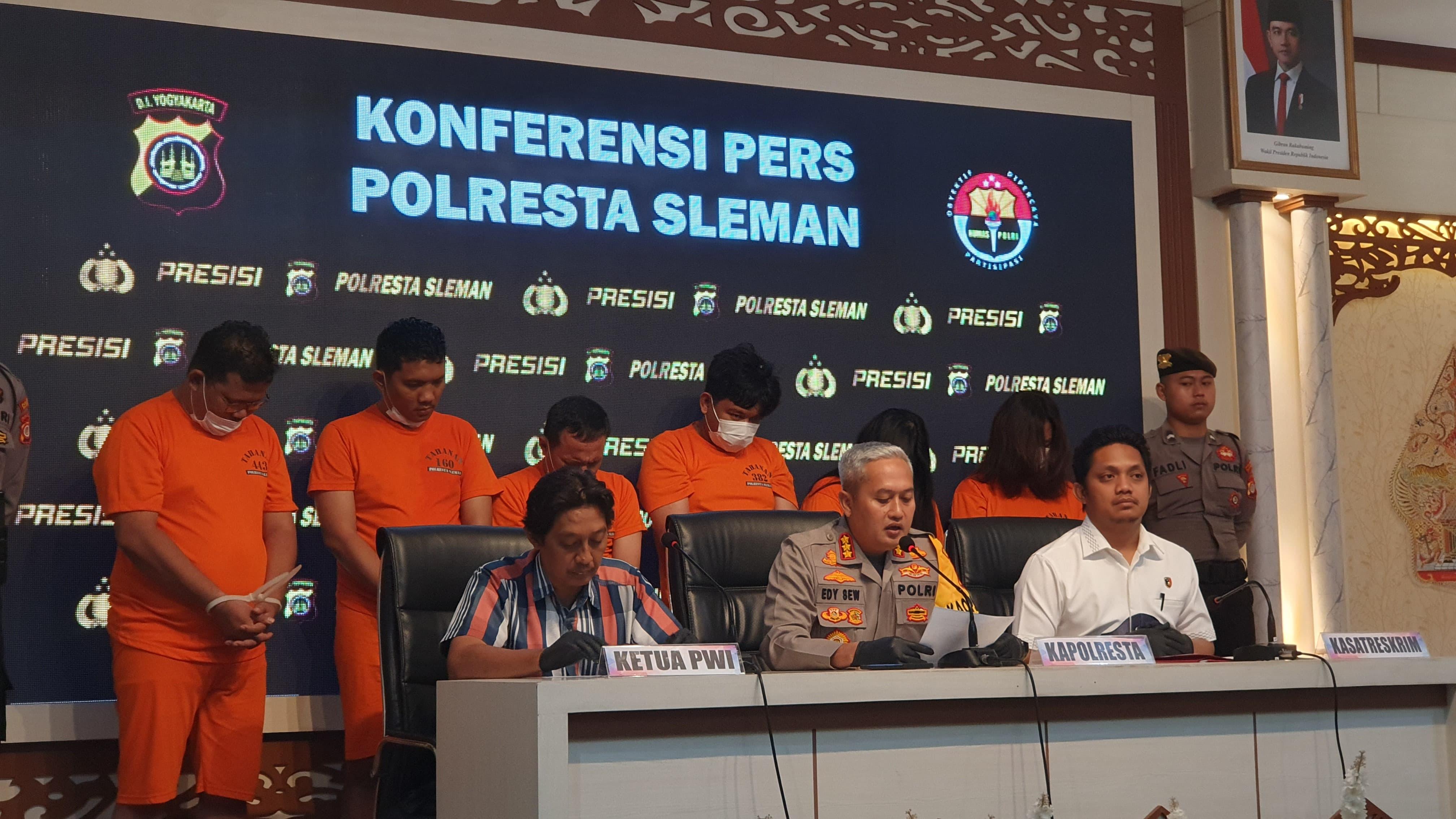 Ungkap kasus pemerasan atau pengancaman yang dilakukan enam terduga pelaku yang mengaku sebagai wartawan di Mapolresta Sleman, Sabtu (15/2/2025).  (AGUNG DWI PRAKOSO / RADAR JOGJA)