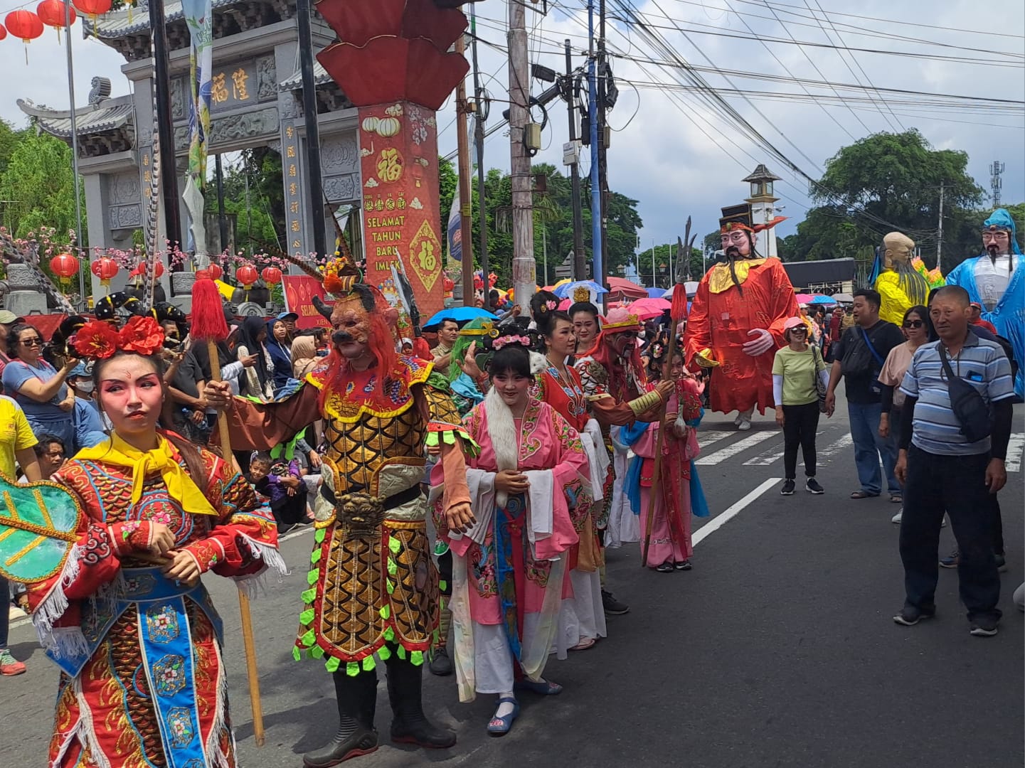 SEMARAK: Warga tampak antusias menyaksikan perayaan&nbsp;Cap&nbsp;Go&nbsp;Meh&nbsp;di Kota Magelang, Sabtu (15/2/2025).  (NAILA NIHAYAH/RADAR JOGJA)