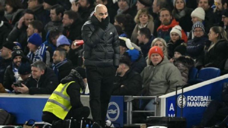 Enzo Maresca terlihat frustasi atas kekalahan Chelsea dari Brighton and Hove Albion (getty images)
