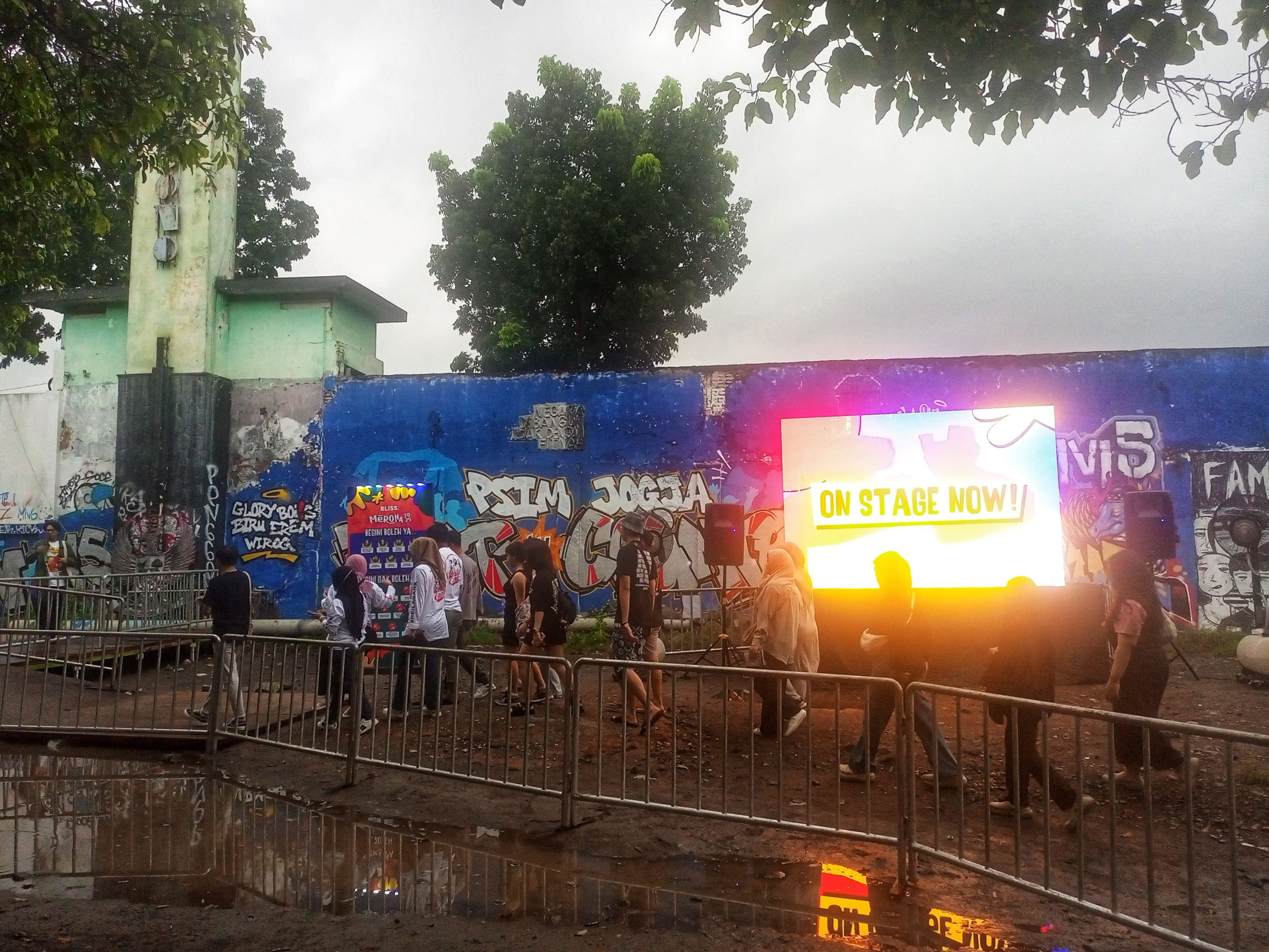 Penonton memasuki venue konser di Stadion Kridosono