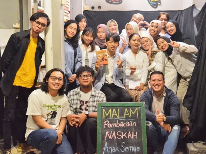 ANTUSIAS: Sundayreads Bookclub menghelat pameran buku dan membuat perpustakaan sementara di kedai kopi untuk merayakan #SeabadPram.