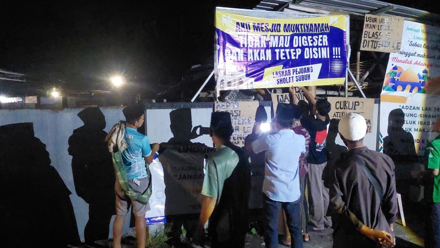 PROTES: Masyarakat Triharjo menempelkan banner berisi keluhan dan penolakan.