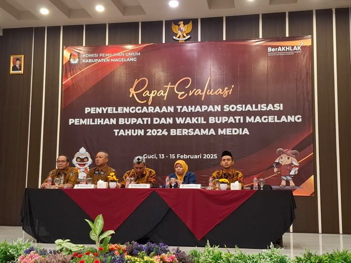 BERI PEMAPARAN: Jajaran komisioner KPU Kabupaten Magelang menjelaskan evaluasi penyelenggaraan tahapan sosialisasi Pilkada 2024 di Tegal, Jawa Tengah.