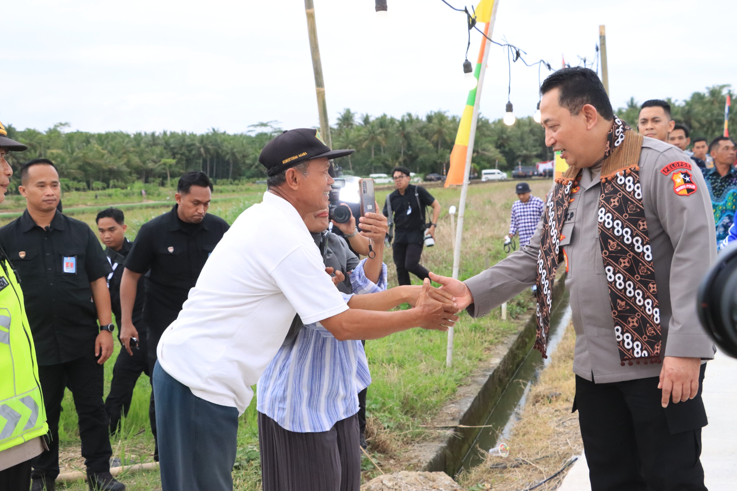 PERESMIAN: Kapolri meninjau saluran irigasi di Kalurahan Garongan.