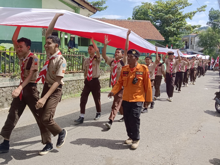 Ribuan masyarakat di Kecamatan Karanggayam berbaur untuk mengarak bendera Merah Putih sepanjang 1.001 meter. Arak-arakan berlangsung dengan menyusuri jalan perkampungan.