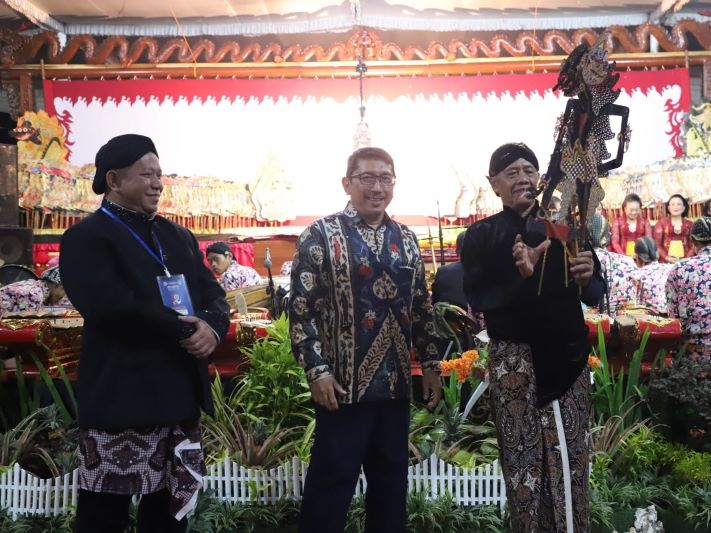 NGURI-URI BUDAYA: Penyerahan tokoh wayang Brotoseno dan Dewi Kunthi sebagai tanda dimulainya pagelaran wayang kulit sebagai rangkaian peringatan Hari Jadi ke-194 Kabupaten Purworejo