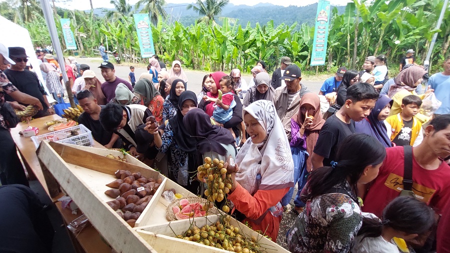 BEREBUT: Warga mengambil buah gratis di stand Dispertapa Kulon Progo.