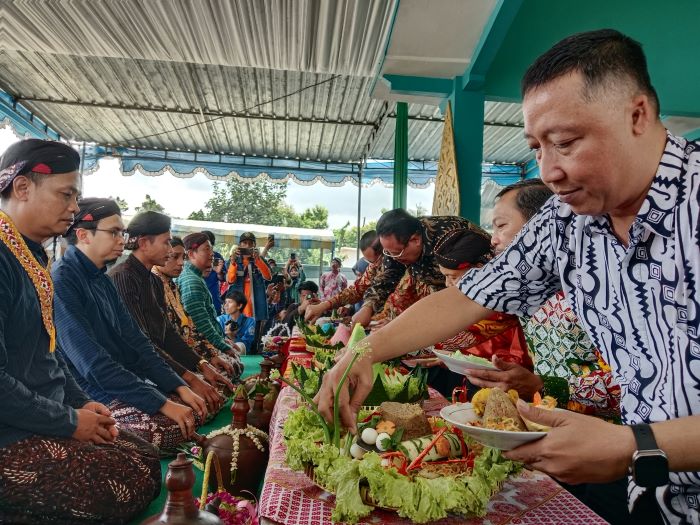 NGURI-URI BUDAYA: Warga Banyumeneng, Banyuraden, Gamping, Sleman saat menggelar kegiatan Nyadran Ageng Kiai Demak Ijo Minggu (16/2/2025).