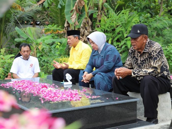 ZIARAH: Bupati Purworejo terpilih Yuli Hastuti berziarah ke makam suaminya Kelik Sumrahadi di Desa Grabag, Kecamatan Grabag Sabtu (15/2/2025).