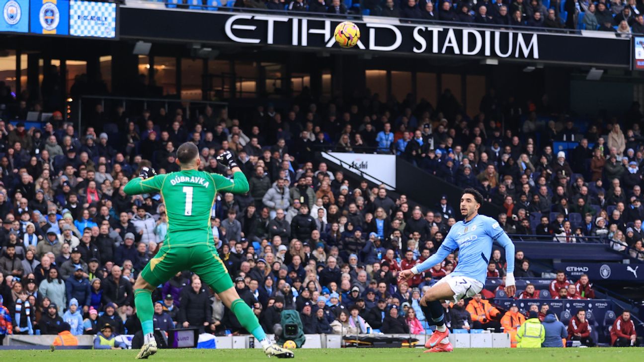 Omar Marmoush catatkan hattrick perdana setelah didatangkan Manchester City dari Eintracht Frankfurt
