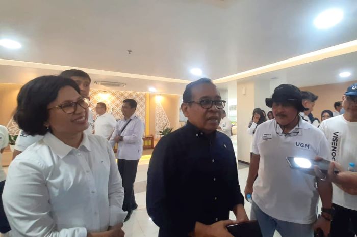 IKUT MERESMIKAN: Menko PMK Pratikno saat meninjau fasad RSA UGM seusai diresmikan Minggu (16/2/2025).