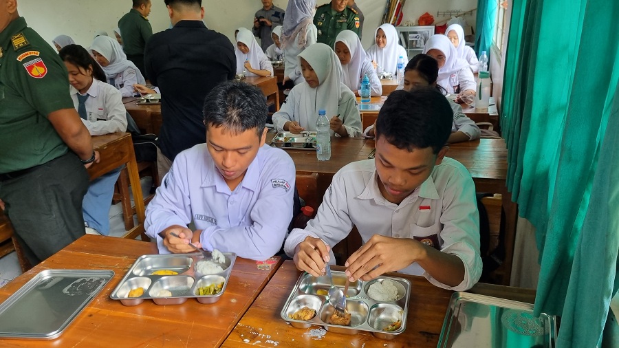 Para siswa SMKN 4 Yogyakarta saat menikmati berbagai menu makanan dalam program makan bergizi gratis (MBG), Senin (17/2/2025).