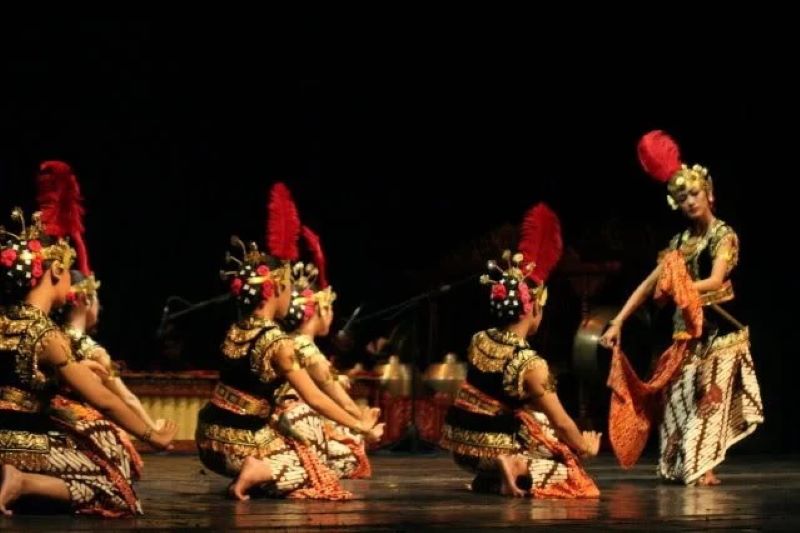 Tari Bedhaya Tarian klasik yang ditarikan oleh sembilan penari. Tarian ini telah ada sejak berdirinya Keraton Yogyakarta.  Tari Srimpi Tarian sakral yang hanya dipentaskan pada acara-acara penting.