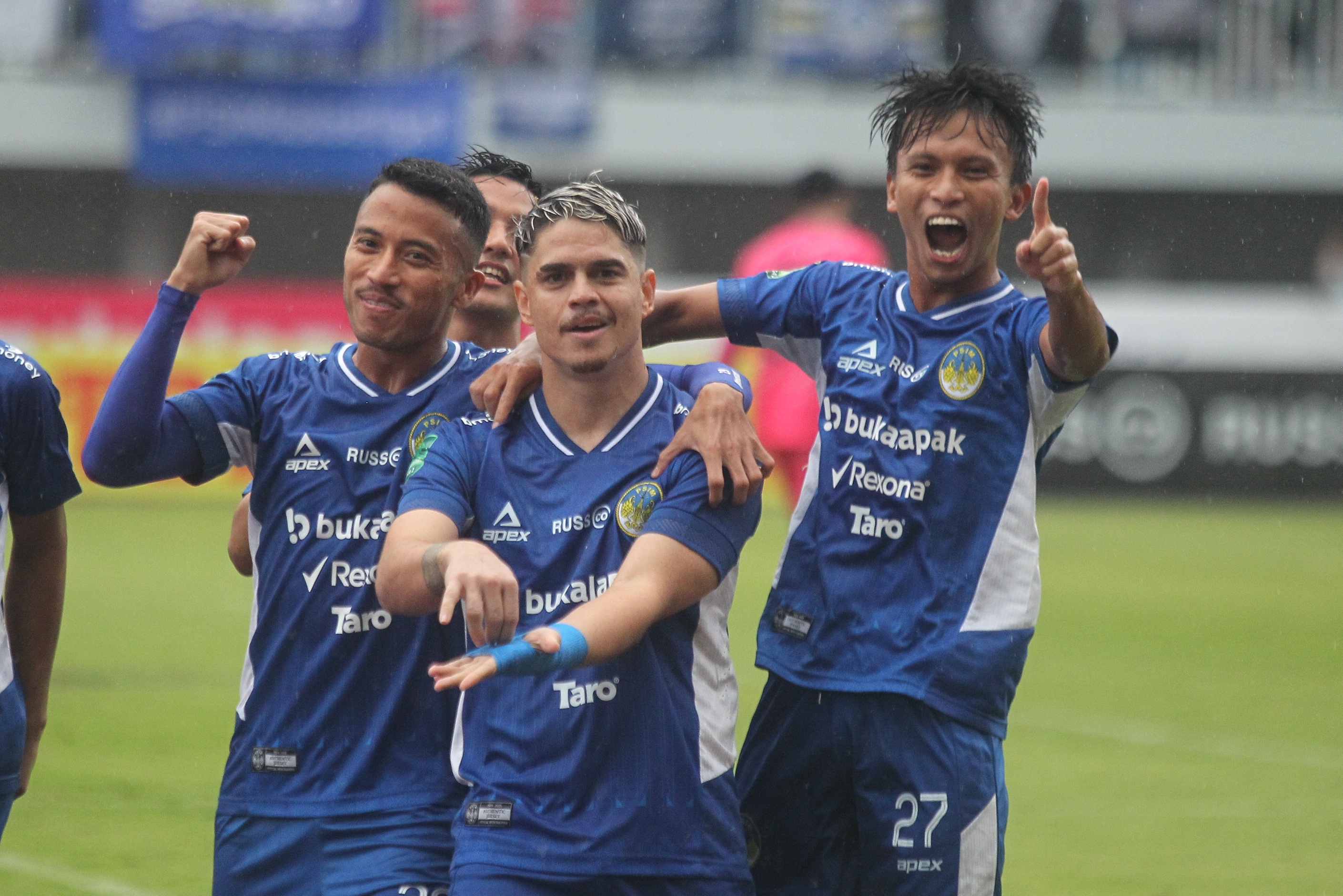 Rafinha merayakan golnya ke gawang PSPS Pekanbaru