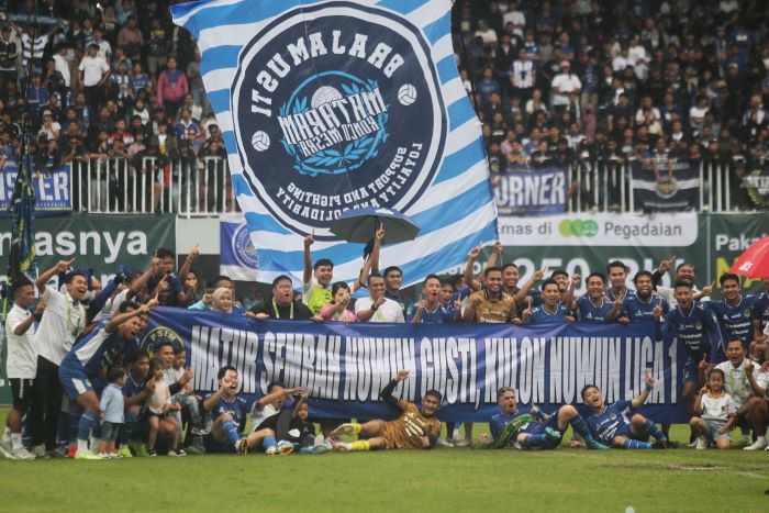 Pemain dan manajemen PSIM Jogja saat mengabadikan momen usai pertandingan melawan PSPS Pekanbaru