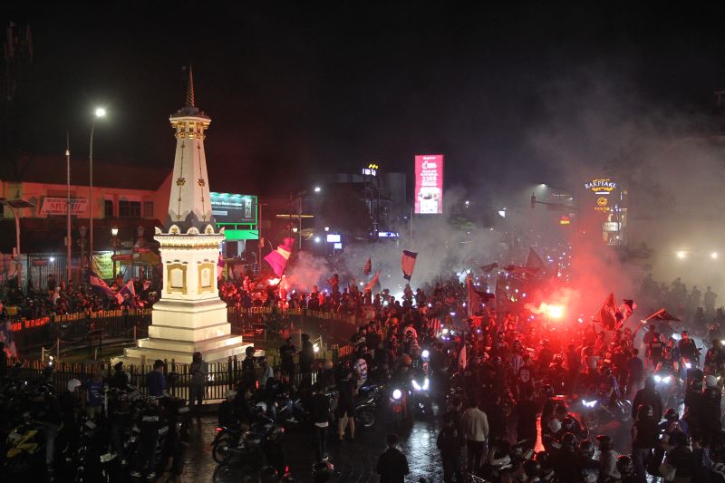 Suporter PSIM Jogja memadati kawasan Tugu Pal Putih untuk merayakan kemenangan tim kesayangannya Senin (17/2/2025) petang