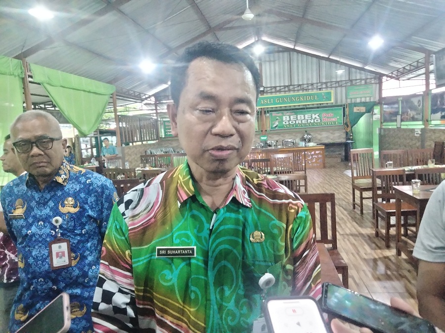 HEADSHOT: Sekda Gunungkidul Sri Suhartanta saat diwawancarai awak media, kemarin (17/2/2025).