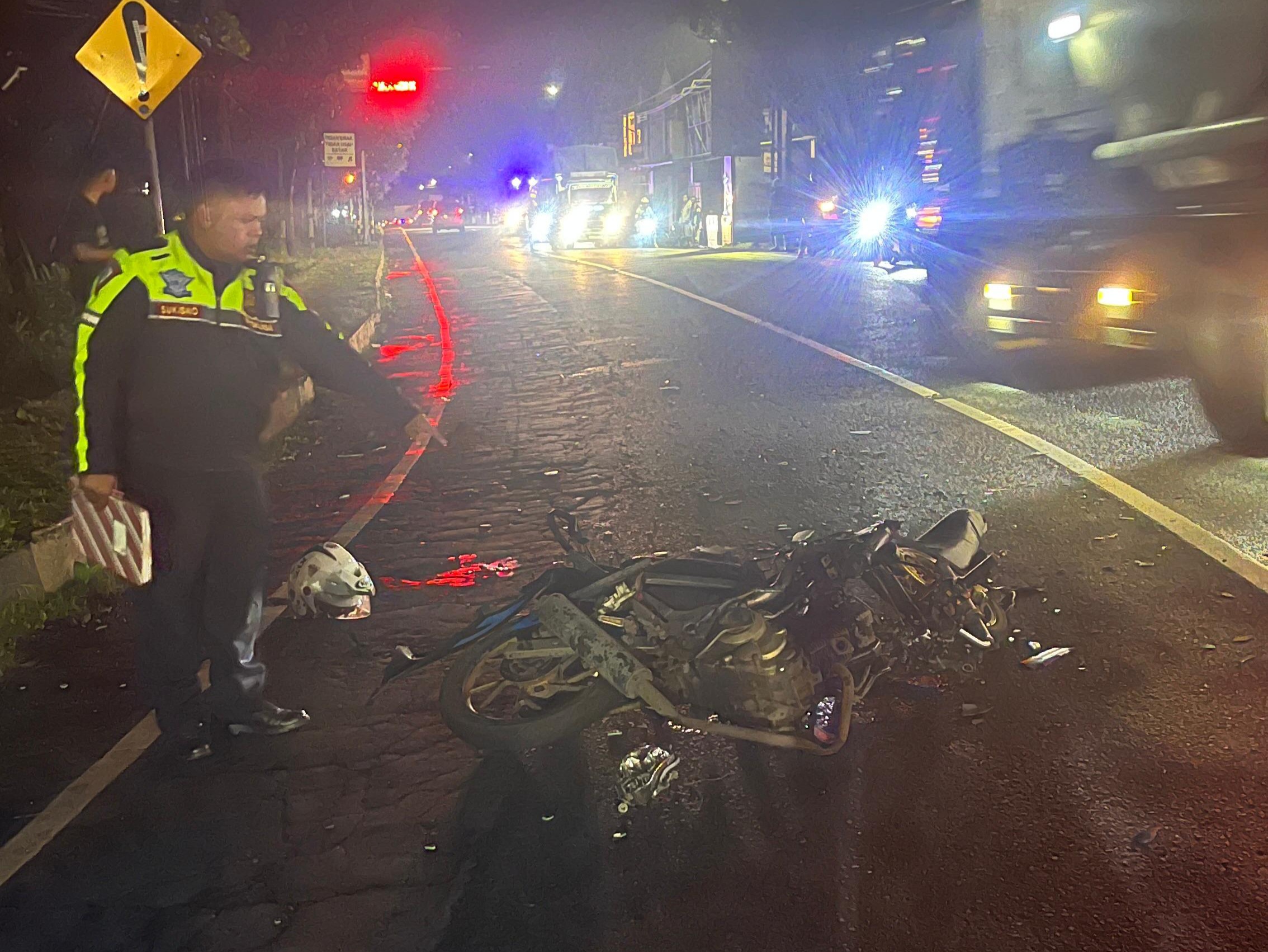 &nbsp;  EVAKUASI: Polisi mengevakuasi seorang pengendara motor yang meninggal dunia usai ditabrak bus.