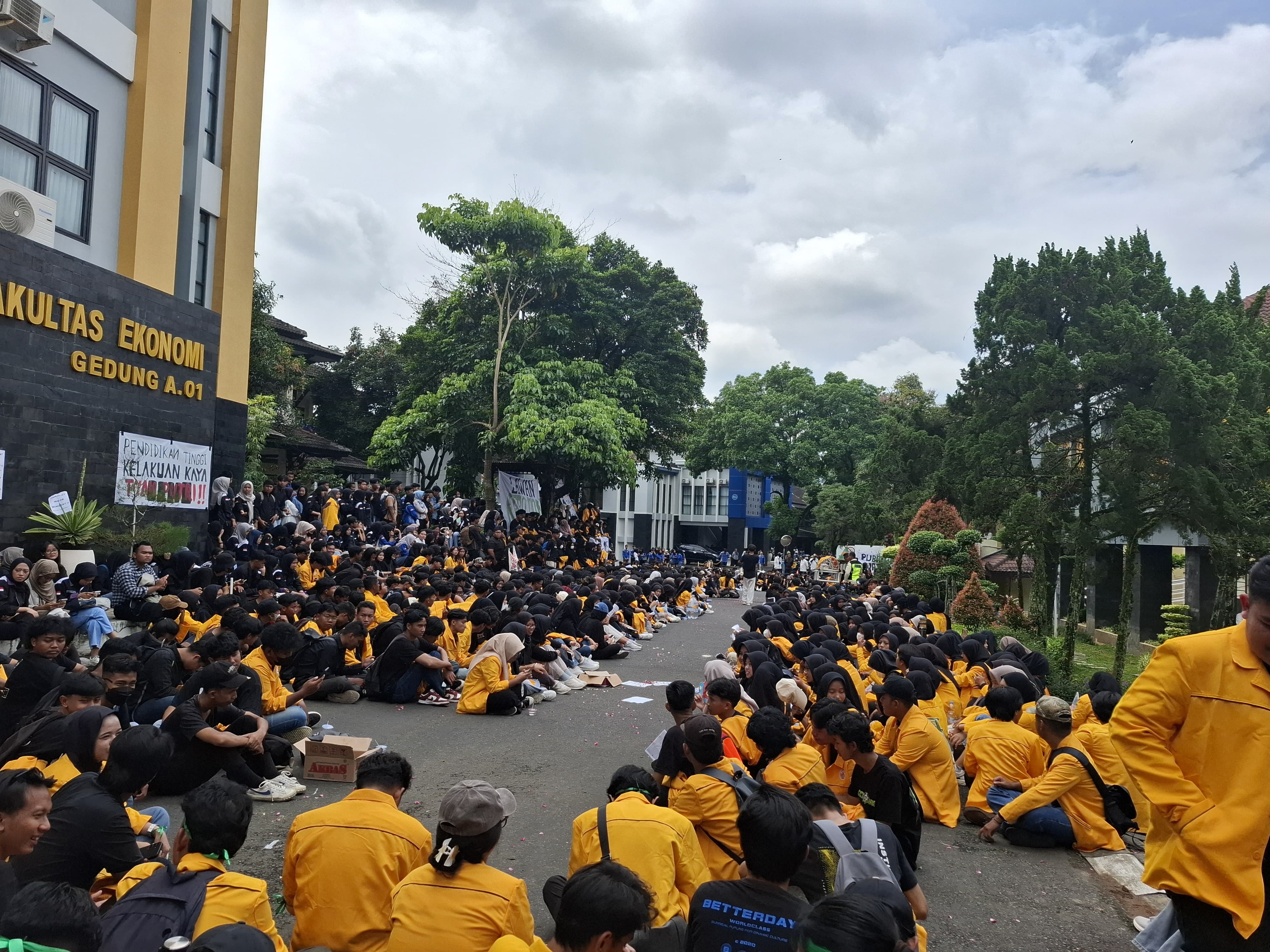 &nbsp;  UNJUK RASA: Mahasiswa Untidar menggelar demonstrasi di depan gedung rektorat Kampus Tuguran, Senin (17/2).