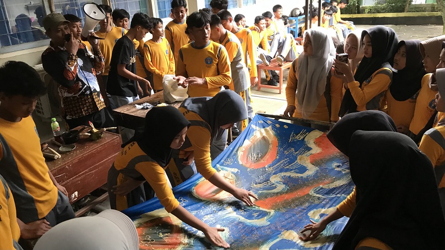 ANTUSIAS: Siswa mewarnai kain batik setelah mencanting. Kegiatan ini sebagao wujud implementasi mata pelajaran Projek Penguatan Profil Pelajar Pancasila (P5).