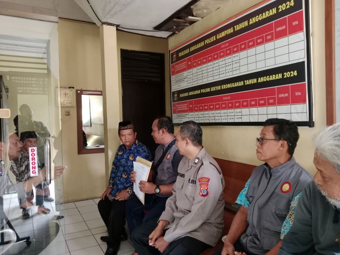 MENOLAK: Penyerahan surat keberatan ke Polsek Gamping atas keberadaan outlet miras di wilayahnya.