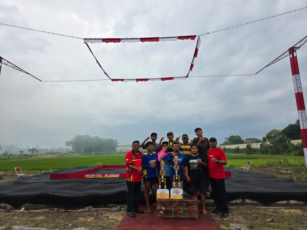 Penyerahan piala dan piagan juara Lomba Merpati Kolong dalam rangka launching lapak Pigeon Stall Rajamoko dan pembentukan awal organisasi PPPMKY