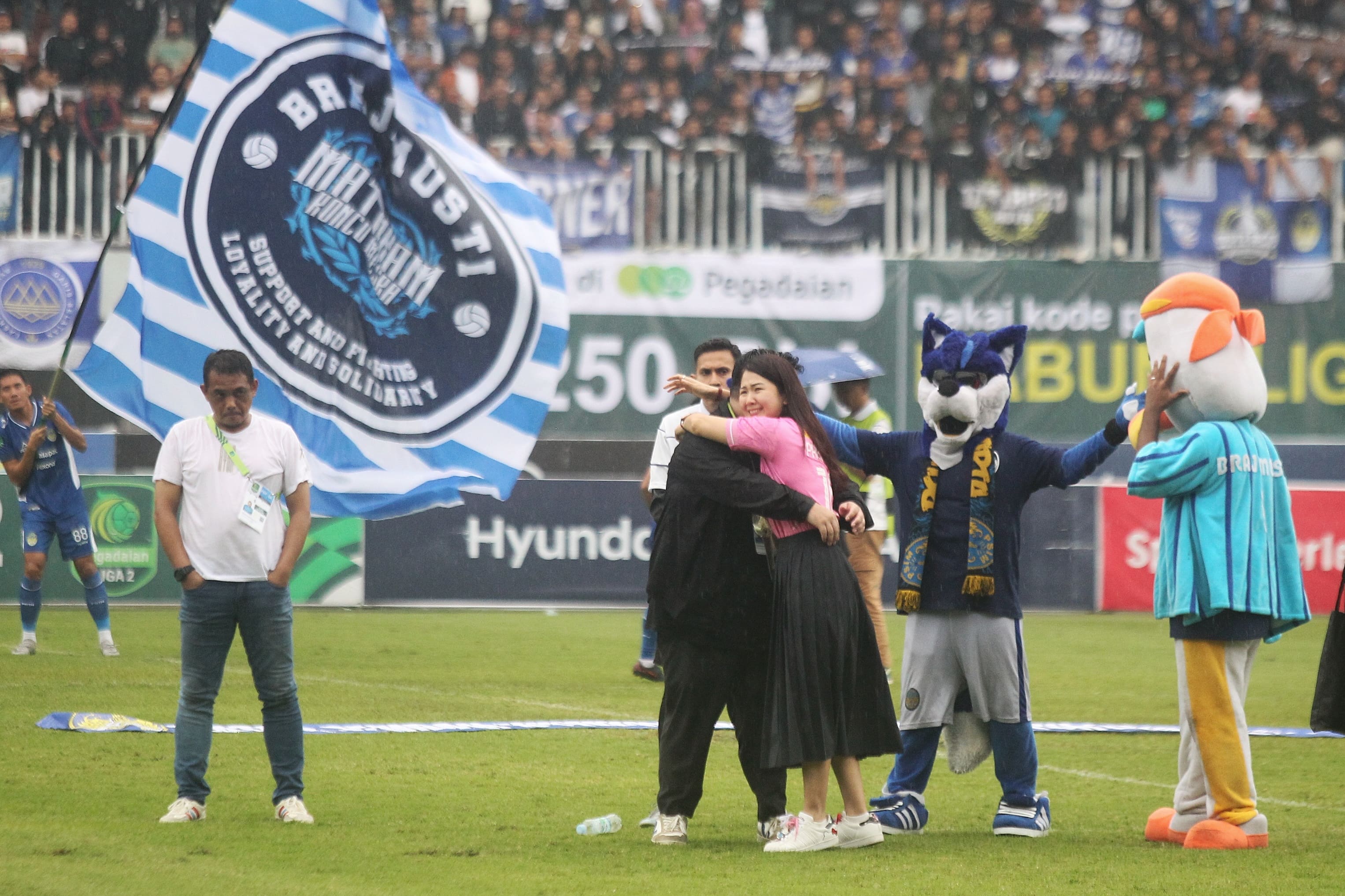 Dirut PSIM Jogja Yuliana Tasno memeluk manajer PSIM Dyaradzi Aufa Taruna usai pertandingan PSIM melawan PSPS