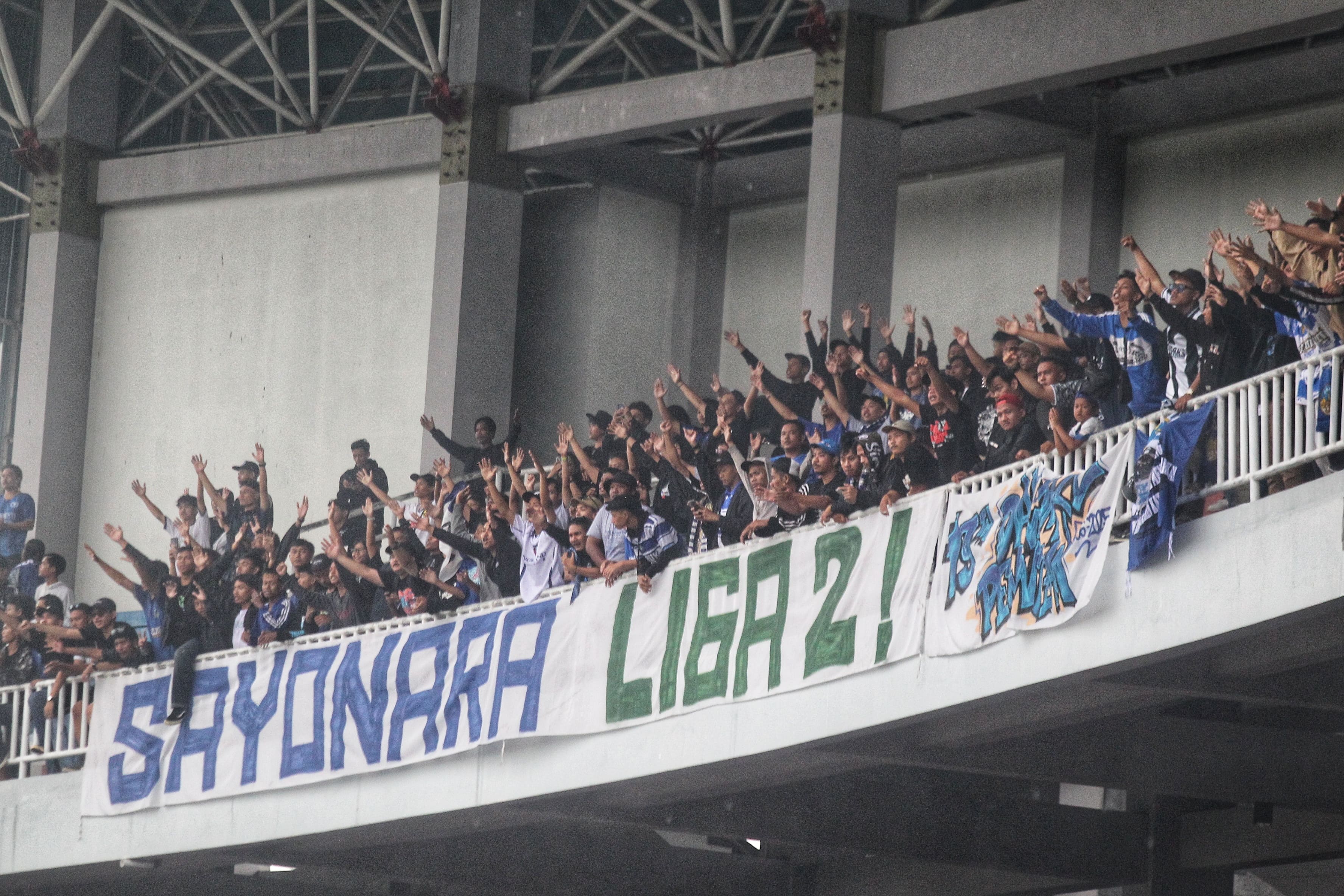 Suporter PSIM Jogja membentangkan spanduk perpisahan dengan Liga 2